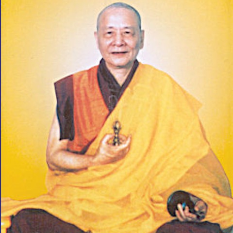 Le gourou Thubten Dargye en habits jaunes, tenant un vajra