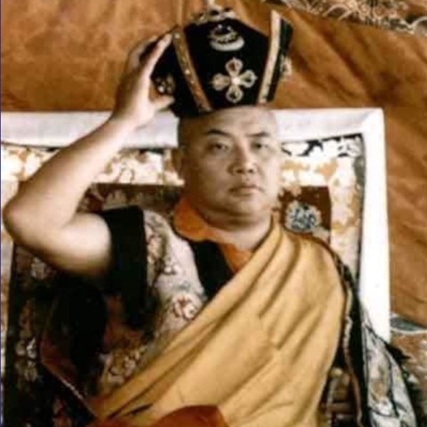 Le Seizième Gyalwa Karmapa accomplissant la cérémonie de la Couronne Noire